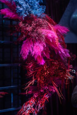 Düğün töreni için kemerde çiçekler..