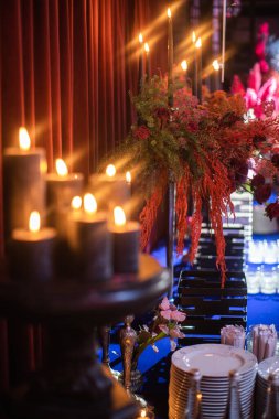 Düğün masasındaki vazoda bir buket çiçek..