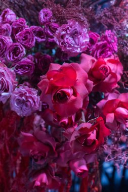 Düğün masasındaki vazoda bir buket çiçek..