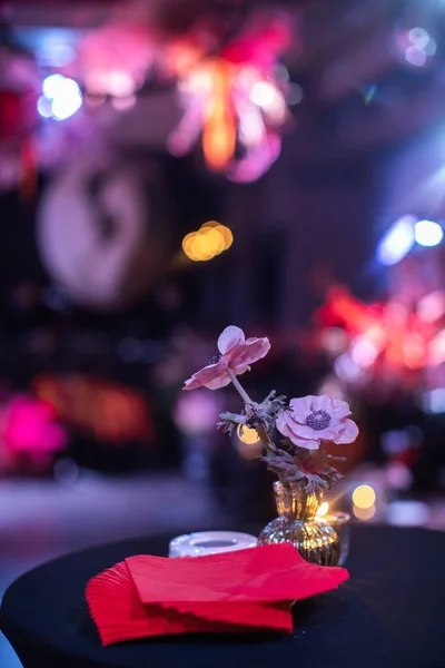 Düğün Masasındaki Vazoda Bir Buket Çiçek — Stok fotoğraf