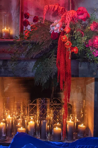 Heldere Bloemen Bij Open Haard Met Kaarsen — Stockfoto