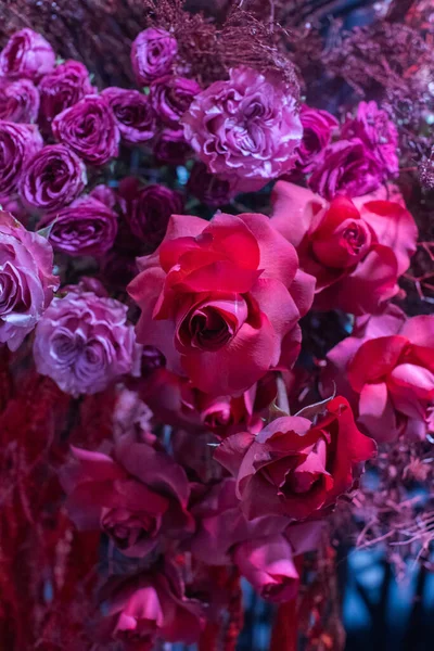 Düğün masasındaki vazoda bir buket çiçek..