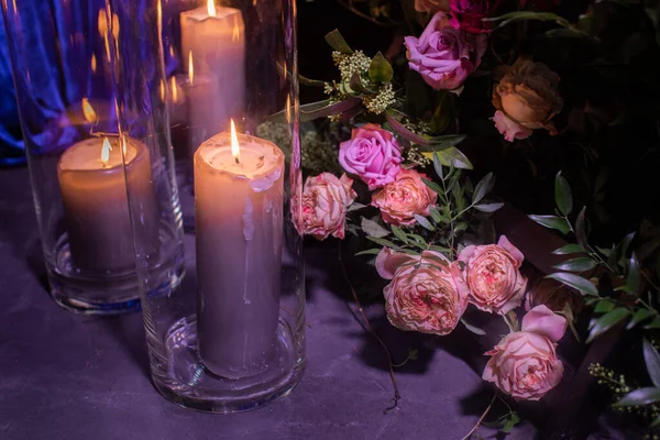 Boeket Bloemen Kaarsen Bij Trouwtafel — Stockfoto