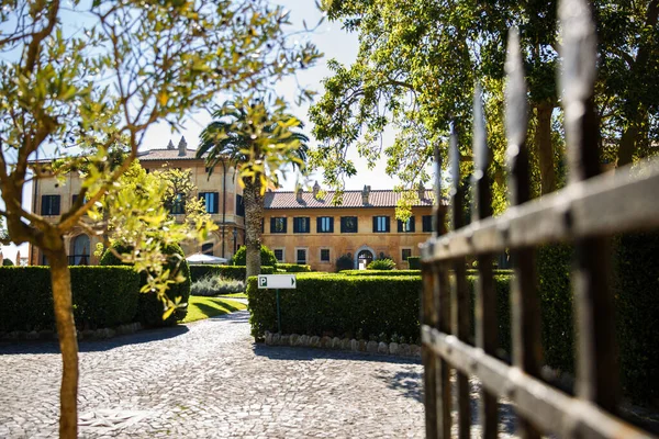 Kapıdan İtalyan villasına bak..