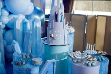 Oyuncaklarla süslenmiş çok katlı doğum günü pastası. Buz konsepti