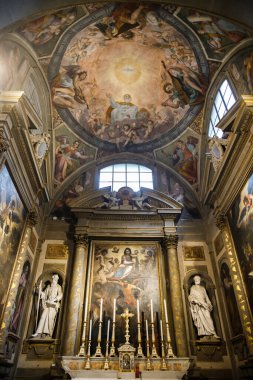 Kilisenin tavanında renkli resimler var..