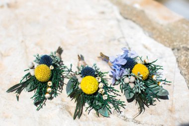 Üç yakalı düğün seti bir taşın üstünde..