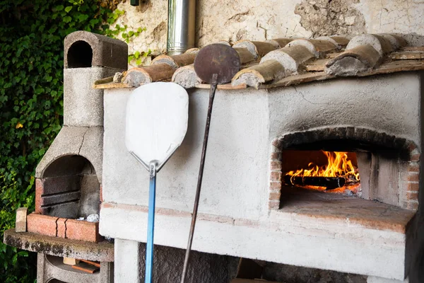 Домашняя Каменная Печь Пиццы Двумя Лопатами Пиццы — стоковое фото