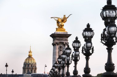 Pont Alexander III 'teki fener sırası..