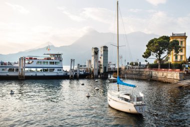 Rıhtımda yelkenli ve yolcu gemisi.