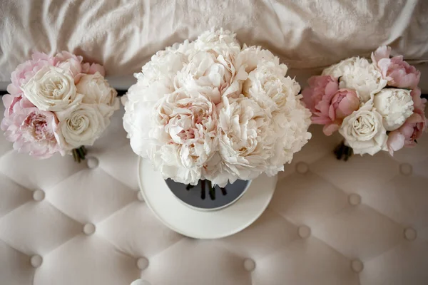 Wedding Set Four Bouquets Bridesmaids Sofa — Stock Photo, Image