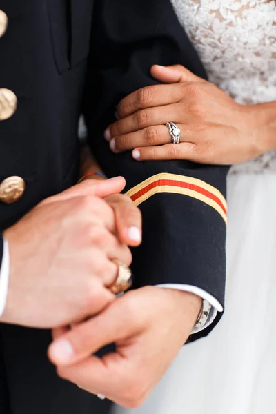 新婚夫妇的手和结婚戒指 — 图库照片