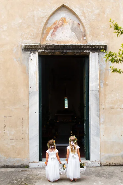 Kleine Brautjungfern Stehen Vor Dem Eingang Zur Kirche — Stockfoto
