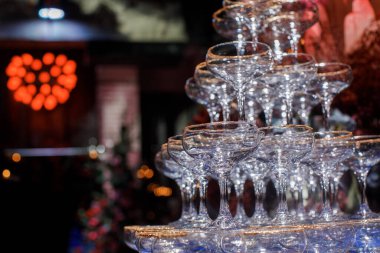 Masada martini bardakları piramidi.