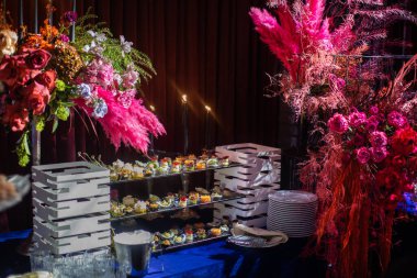 Mezeler ve aperatifler düğün masasında..