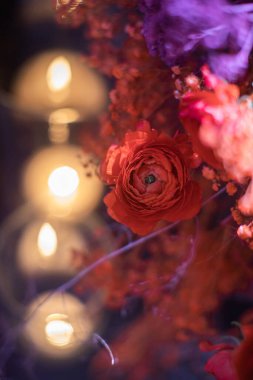 Düğün masasındaki vazoda bir buket çiçek..