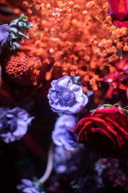 Düğün masasındaki vazoda bir buket çiçek..