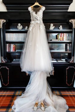 Gelinlik otel odasının kapısında asılı..