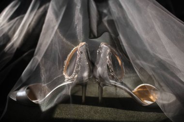 Duvağın altında mücevher olan düğün ayakkabıları..