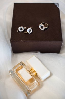 Alyans ve küpeler eski bir kutuda..