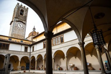 Küçük köydeki tipik kilise ve tenceredeki renkli çiçekler..