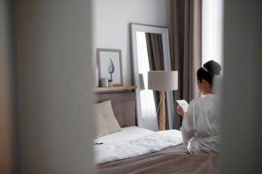 Gelin, damadın notunu okur..