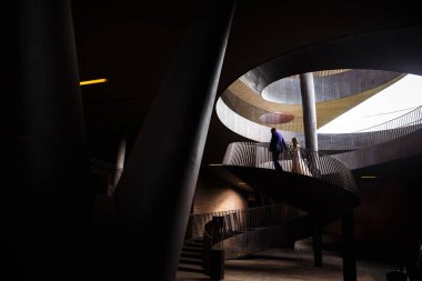 Gelin ve damat sarmal merdivenlere tırmanıyor..