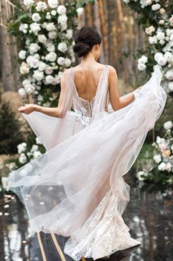 Gelin tören için kemerin etrafında daireler çiziyor..