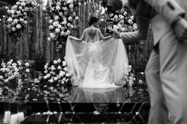 Damat tören için gelinin kemerin yanında fotoğrafını çeker.