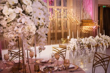 Düğün masasında vazodaki çiçek buketleri.