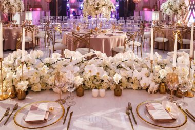 Düğün için hazırlanmış bir masa ya da başka bir akşam yemeği..