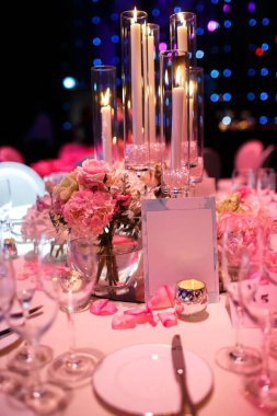 Düğün için hazırlanmış bir masa ya da başka bir akşam yemeği..