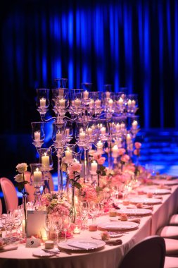 Düğün için hazırlanmış bir masa ya da başka bir akşam yemeği..