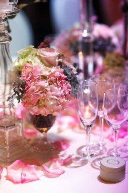 Düğün masasında vazodaki çiçek buketleri.