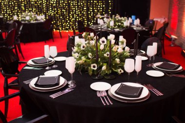 Düğün için hazırlanmış bir masa ya da başka bir akşam yemeği..