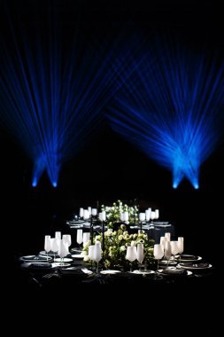 Düğün için hazırlanmış bir masa ya da başka bir akşam yemeği..