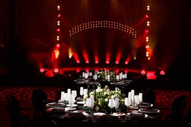 Düğün için hazırlanmış bir masa ya da başka bir akşam yemeği..