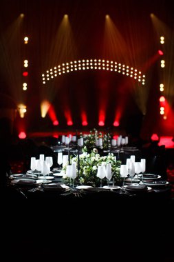 Düğün için hazırlanmış bir masa ya da başka bir akşam yemeği..