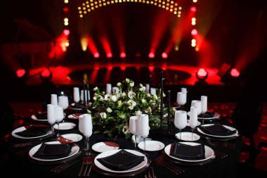 Düğün için hazırlanmış bir masa ya da başka bir akşam yemeği..