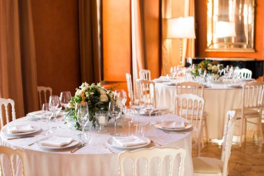 Düğün için hazırlanmış bir masa ya da başka bir akşam yemeği..