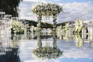 Ormanın yakınındaki göl kenarında açık hava düğün töreni..