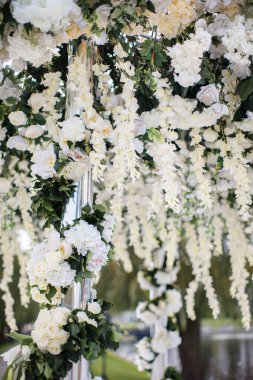 Açık havada bir düğün töreninde çiçekler, yakın çekim..