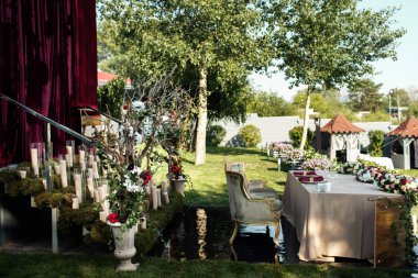 Düğün için hazırlanmış bir masa ya da başka bir akşam yemeği..