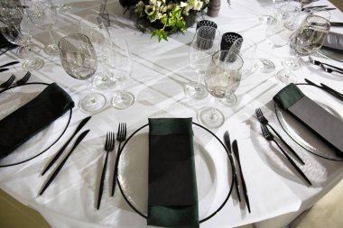 Düğün için hazırlanmış bir masa ya da başka bir akşam yemeği..