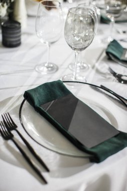 Düğün için hazırlanmış bir masa ya da başka bir akşam yemeği..