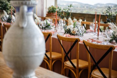 Düğün için hazırlanmış bir masa ya da başka bir akşam yemeği..