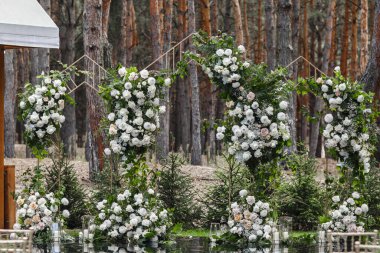 Açık havada mumlarla yapılan bir düğün için kemer..