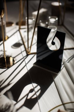 Düğünde üzerinde masa numarası yazılı metal plaka..