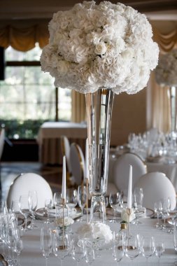 Düğün masasındaki vazoda bir buket çiçek..