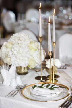 Düğün için hazırlanmış bir masa ya da başka bir akşam yemeği..